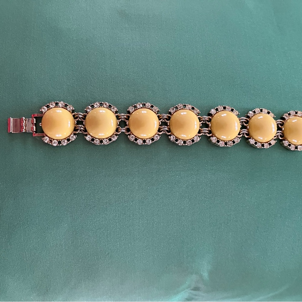 New Banana Republic Daisy Button yellow stone set in gold bracelet